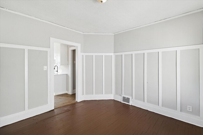 Building Photo - 1524 E 204th St