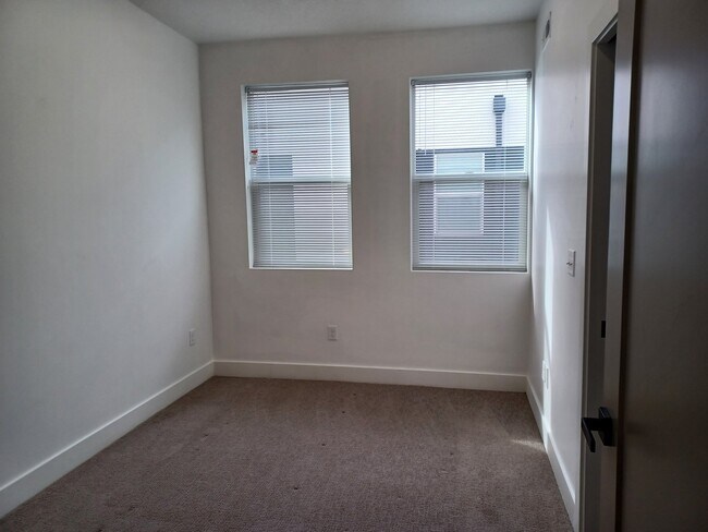 Building Photo - 815 W 100 S