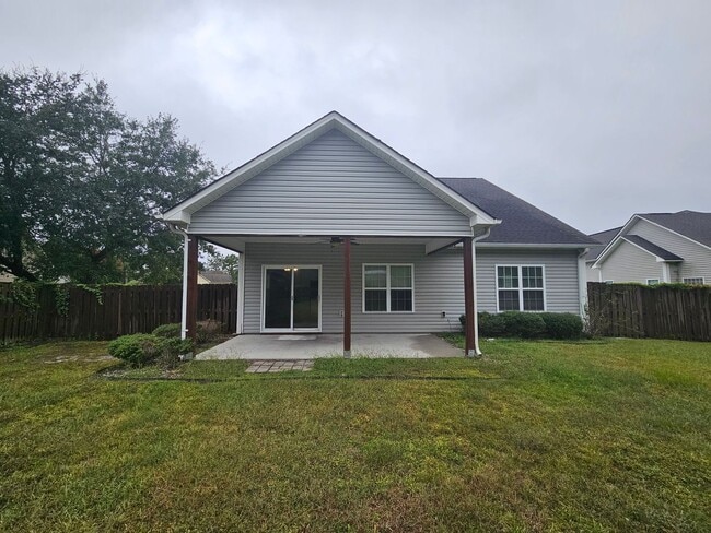 Building Photo - Spacious 4 Bedroom Home in Hampstead