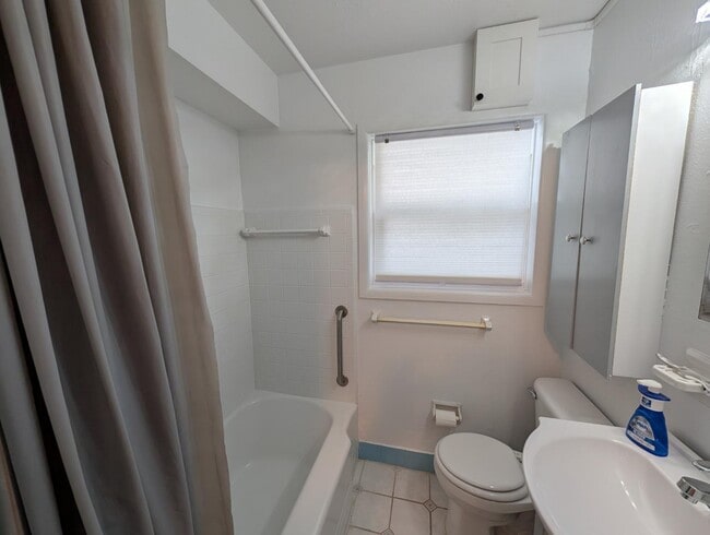 Building Photo - 1657 Louvre Dr