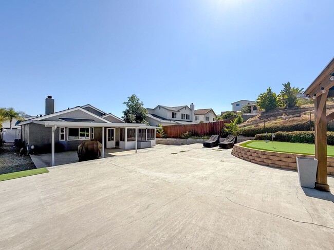 Building Photo - Newly Remodeled 3B 2BA Home w/ Putting Gre...