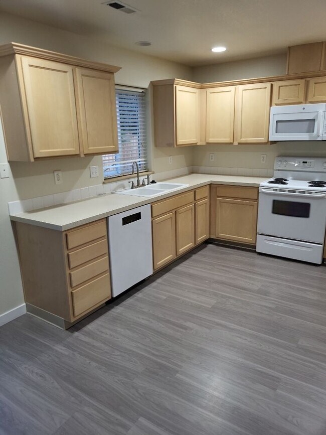 Building Photo - Camas Townhome with Beautiful Grey Laminate Flooring and Attached Garage