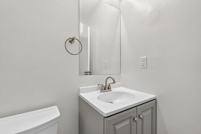 Building Photo - 5168 Mapleridge Dr