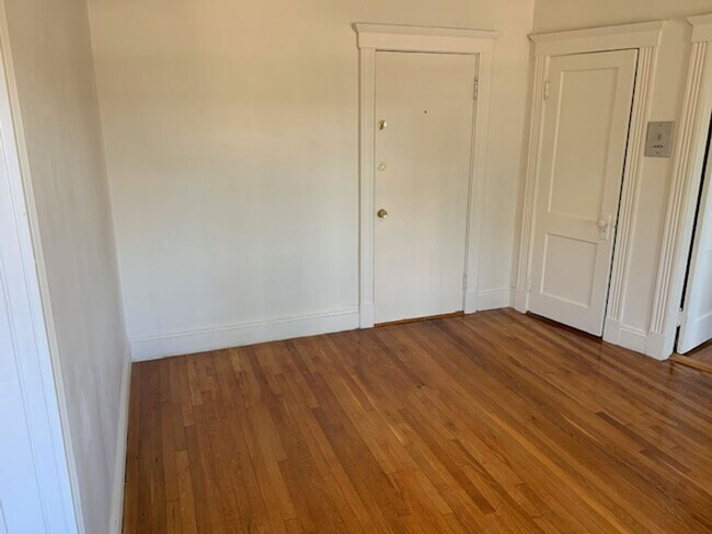 Building Photo - Sunny 1-Bed, 1-Bath in Fenway