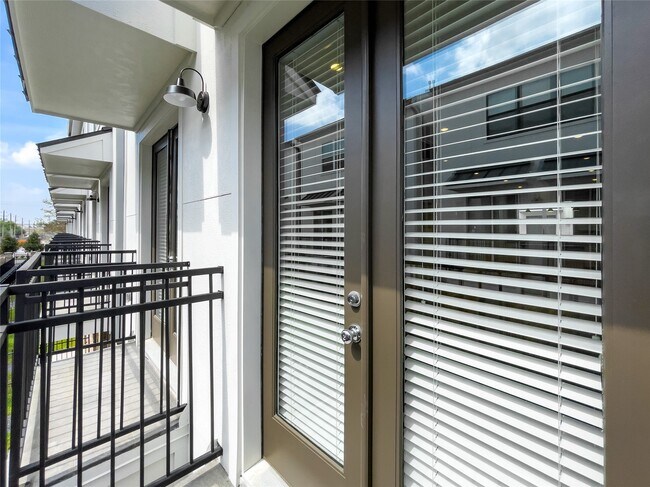 Building Photo - 1276 N Post Oak Rd