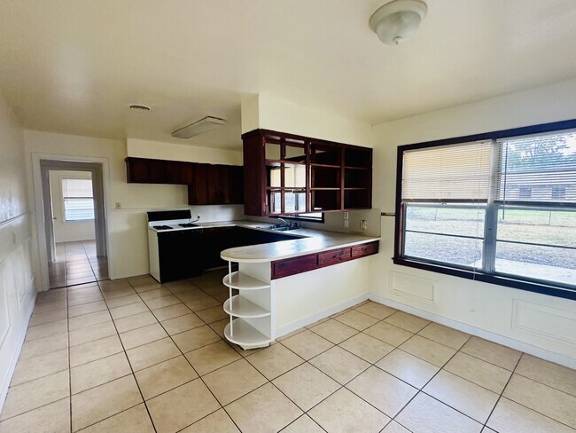 Building Photo - 5625 Shivers Dr