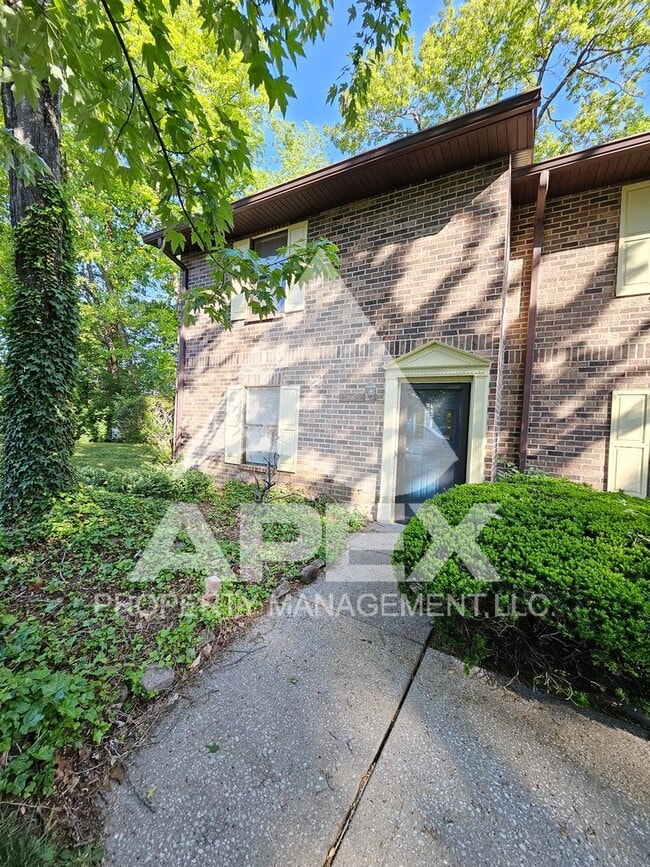 Building Photo - Spacious 2-Bdrm 1.5 Ba Townhouse style Condo in West Knoxville! End Unit!