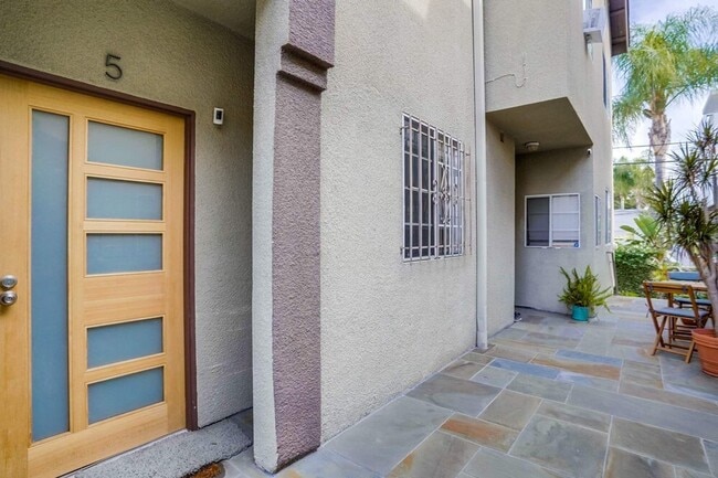 Primary Photo - 852 N Poinsettia Pl