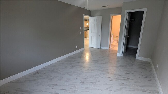 Building Photo - 795 Rolling Hill Dr