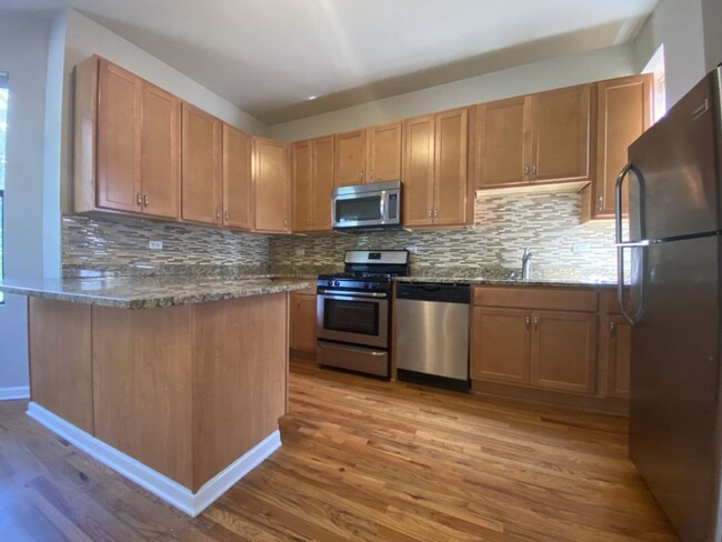 Beautiful kitchen with granite countertops - 2 Bedroom - 1819 W Belmont