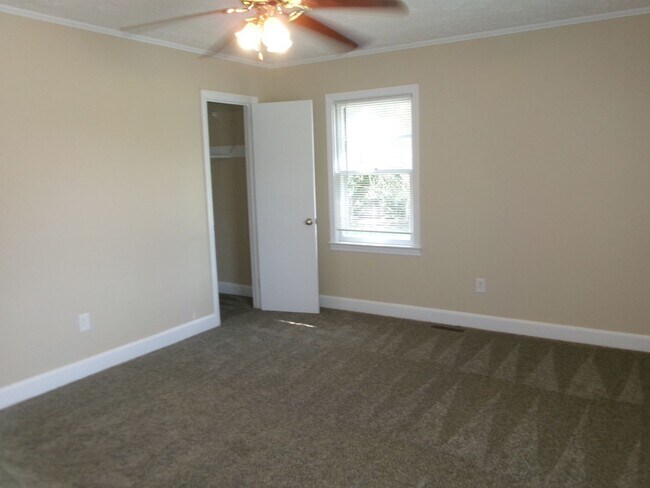 Building Photo - 3 bedroom, 1 bath home conveniently locate...
