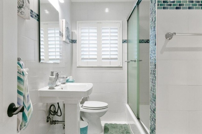 Building Photo - 1900 N Victoria Park Rd