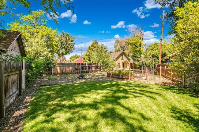 Building Photo - North End corner lot with garden and TONS ...