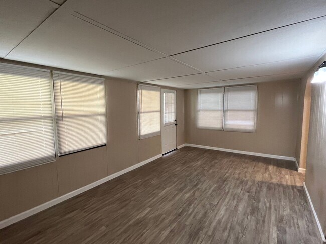 Building Photo - 103 Meadow Way