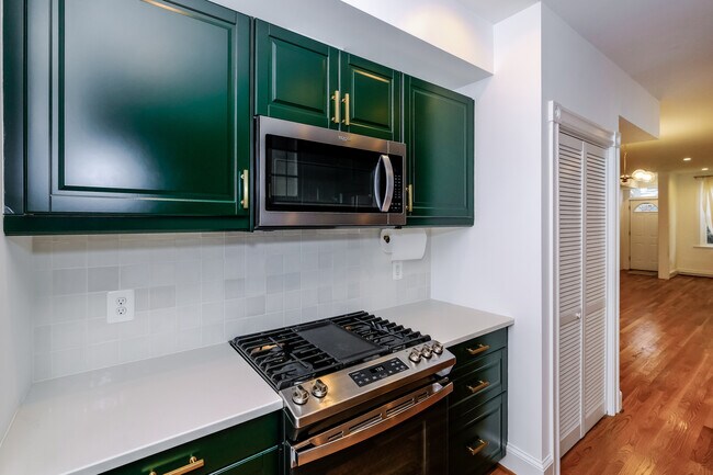 Building Photo - 314 14th Pl NE