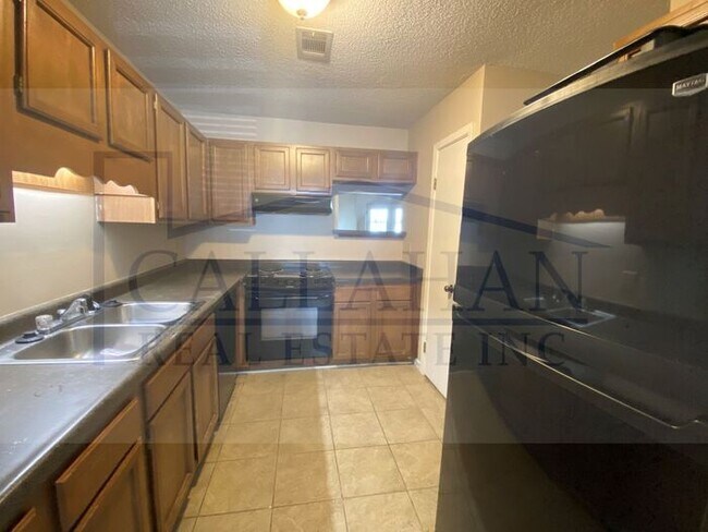 Building Photo - Sherwood 2 Bedroom Town Home