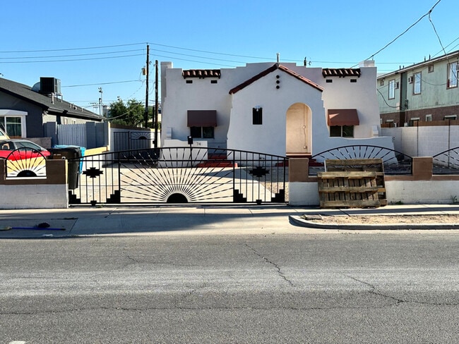 Building Photo - 743 E Pierce St