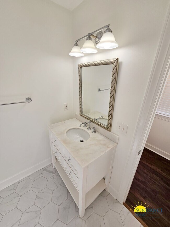 Building Photo - 360 Tradewinds Dr