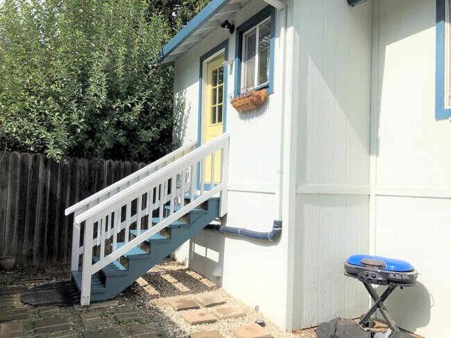 Building Photo - Duplex, walking distance to Grass Valley downtown