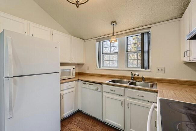 Building Photo - 16955 E Piedmont Dr
