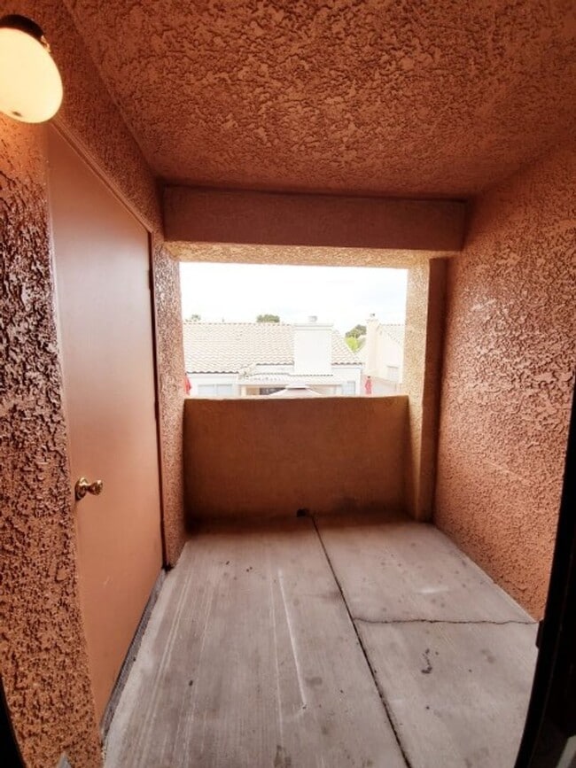 Building Photo - BEAUTIFUL 1 BEDROOM IN DESERT SHORES!
