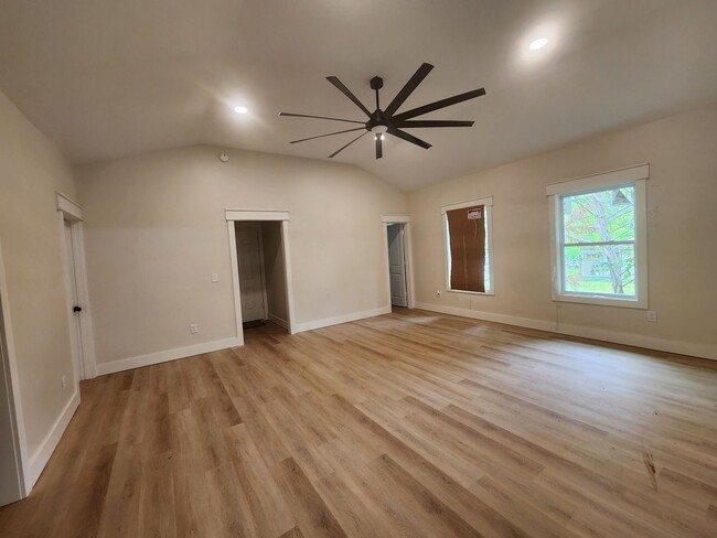 Building Photo - 3 Bedroom 2 Bath in Newnan