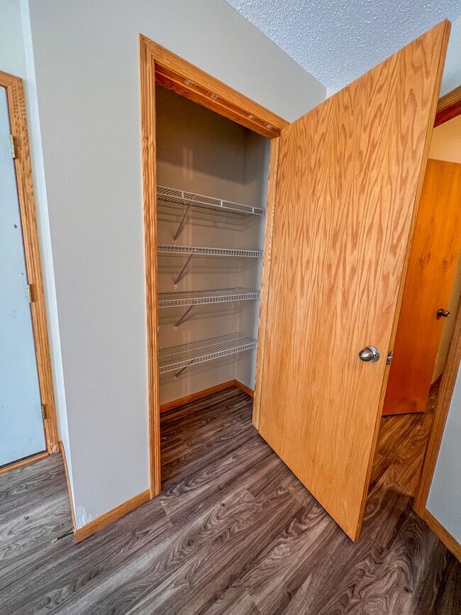 Building Photo - 2 Bedroom, 1.5 Bath Town Home
