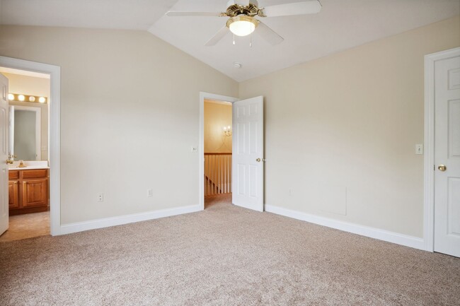 Building Photo - 3 bed/ 2 1/2 Bath.  Pet Friendly. Off Stre...