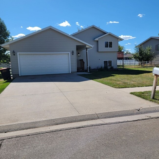 Building Photo - 3 BED | 2 BATH | SPLIT-FOYER HOME | RAPID ...