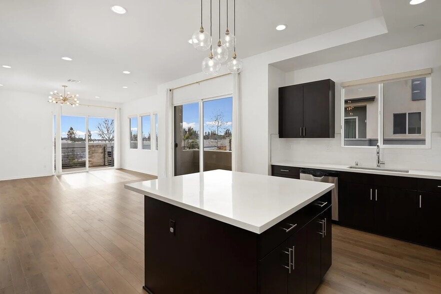 Building Photo - 370 Broadway Dr