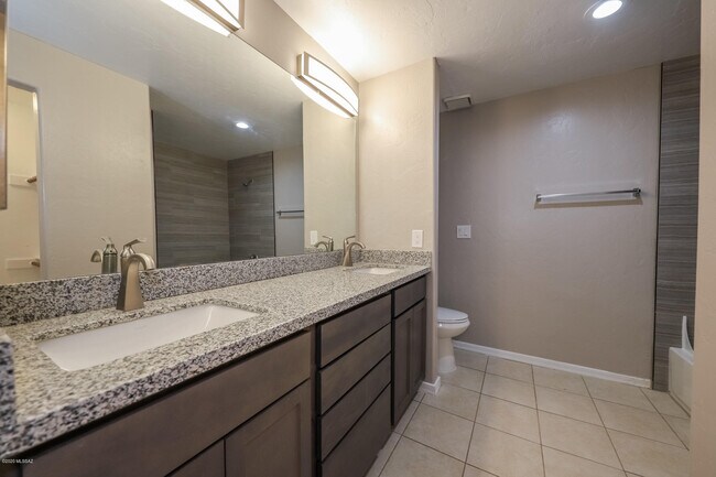 Building Photo - 4021 N Weimer Pl