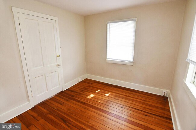 Building Photo - 122 E Monmouth St