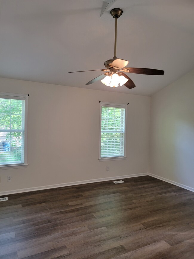 Building Photo - 200 Webfoot Dr