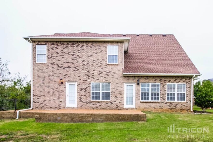 Building Photo - 707 Willow Cove Dr