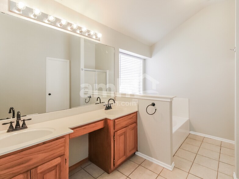 Building Photo - 3217 Bishop Rock Pl