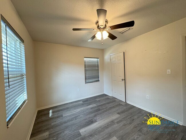 Building Photo - 3 Bedroom with Bonus living room!