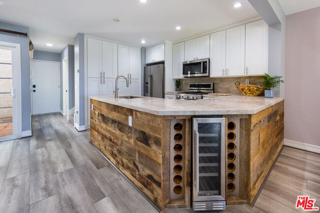 Building Photo - 1017 Via Colinas