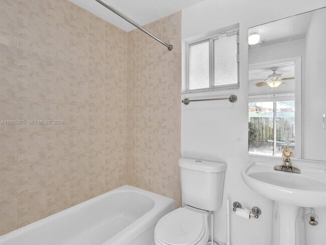 Building Photo - 240 SW 15th Rd