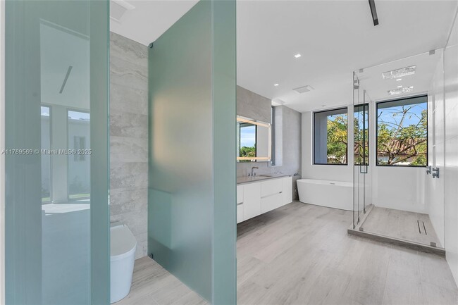 Building Photo - 2110 S Miami Ave