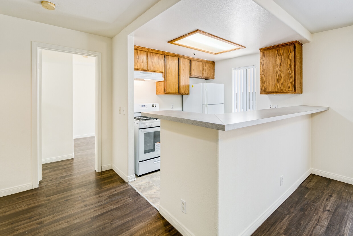 Student Living At Autumn Leaf Apartments Los Angeles Ca Apartment Finder