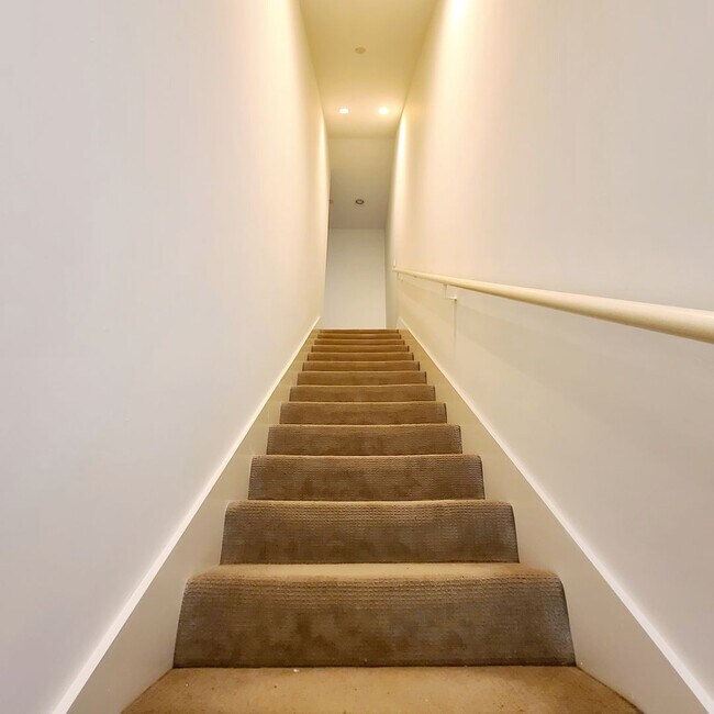 Building Photo - Spacious 3-Story Townhouse With Rooftop De...