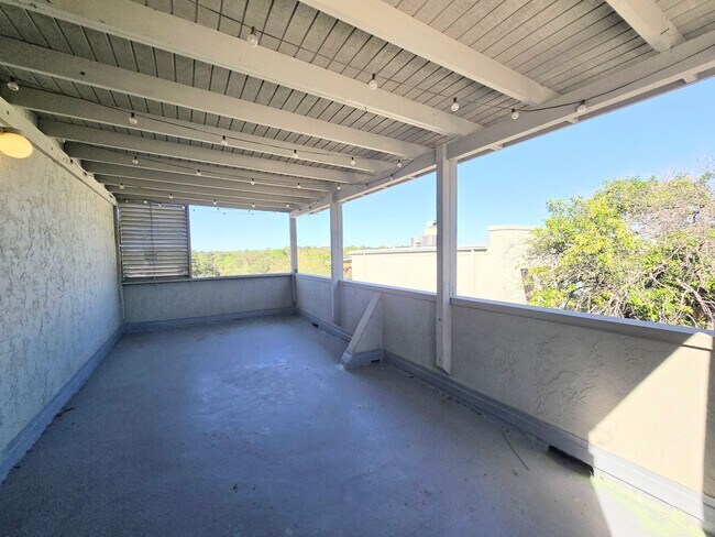 Building Photo - 3103 Eisenhauer Rd