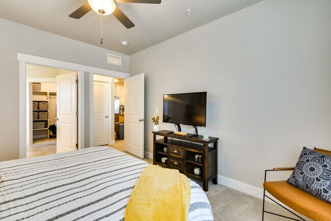 Building Photo - 4642 Hahns Peak Dr