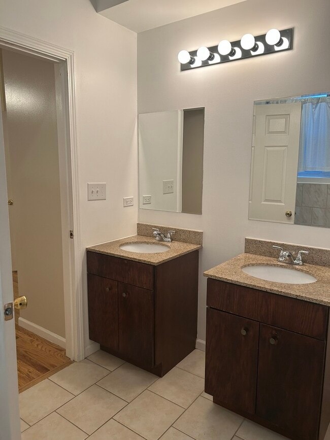 Building Photo - 3549 S King Dr