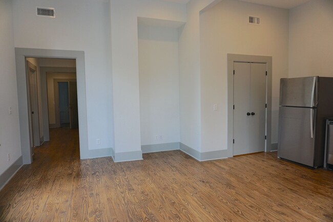 Building Photo - 552 E Liberty