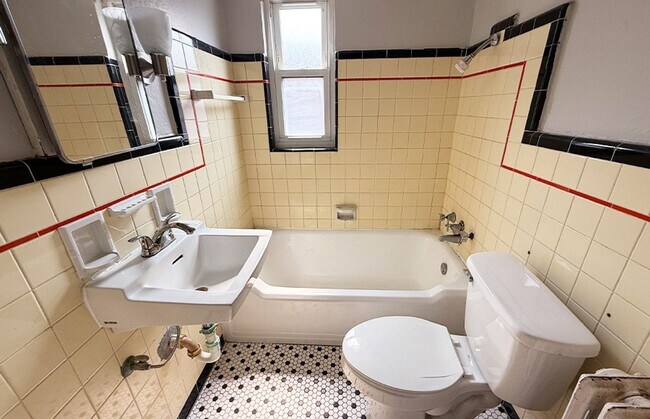 Building Photo - 956 Ludlow Ave