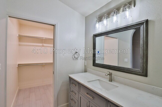 Building Photo - 4230 E Woodland Dr