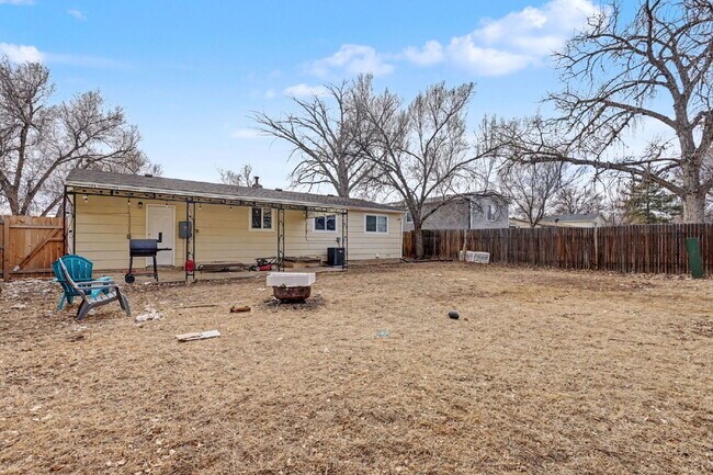 Building Photo - 695 Calle Entrada