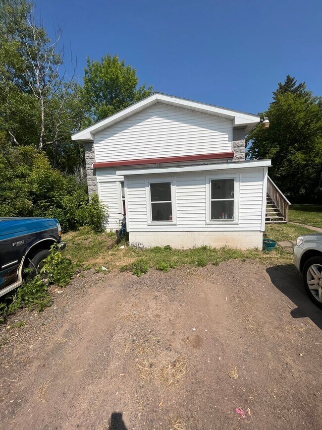 Building Photo - AVAILABLE Immediately - 2 BED 1 BATH