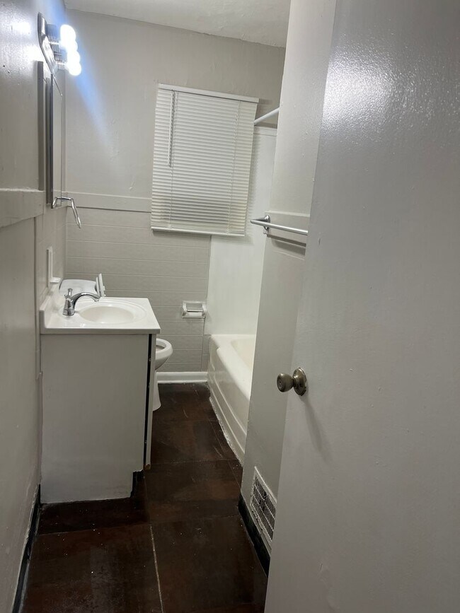 Building Photo - 3030 E 37th St